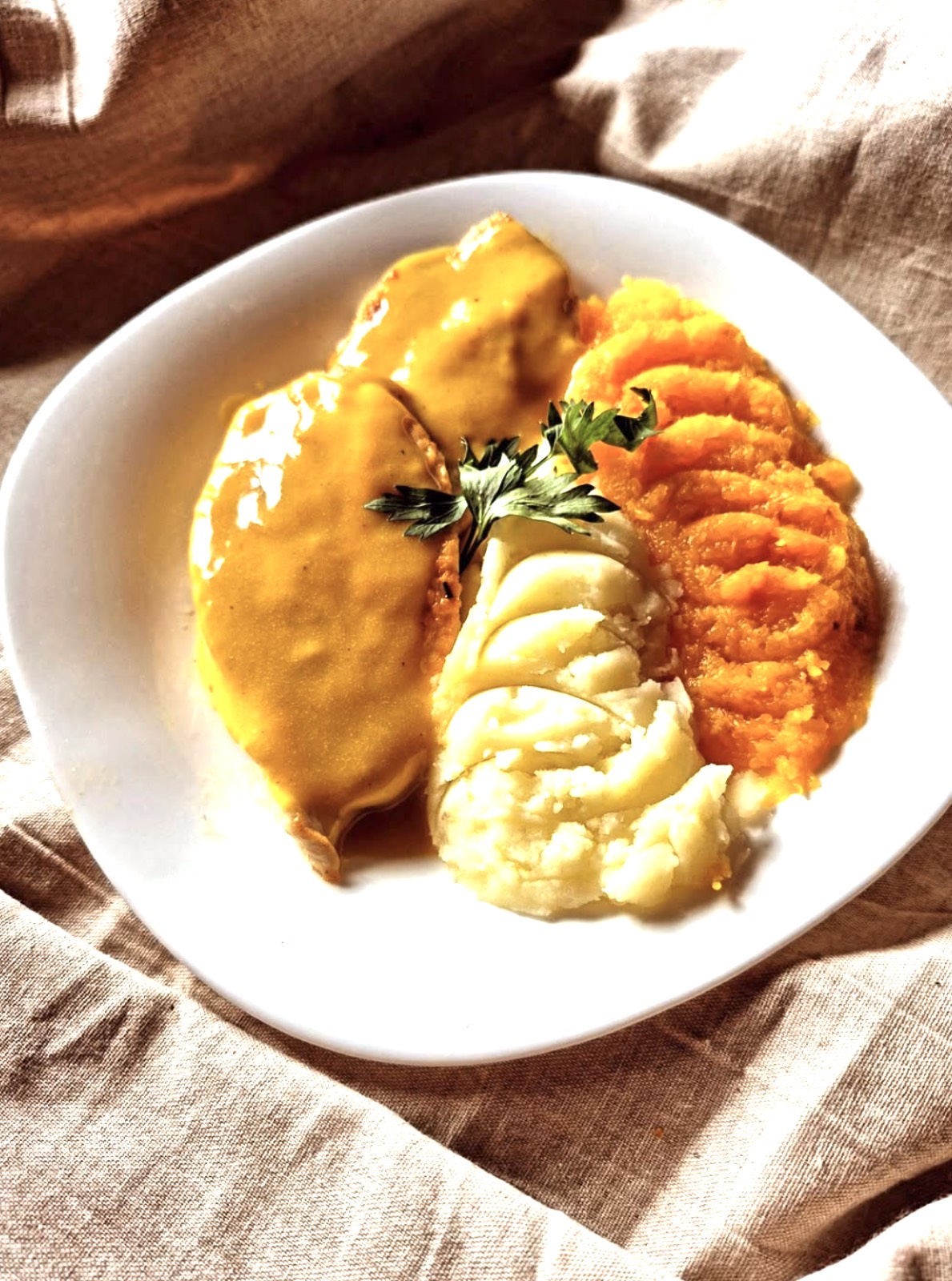 Plato del día de Don Caro: pollo con puré y calabaza