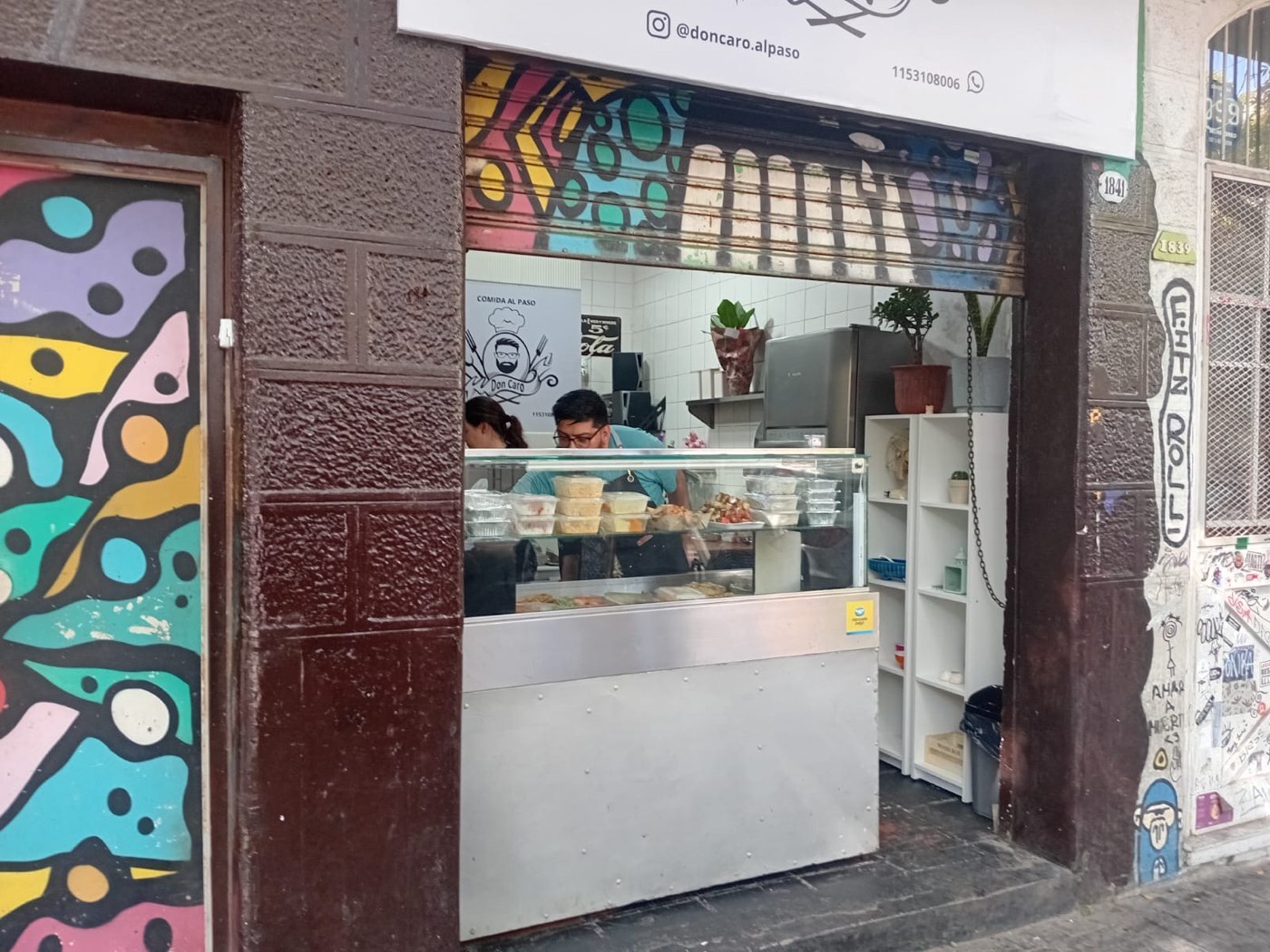 Vitrina de Don Caro con viandas listas para llevar