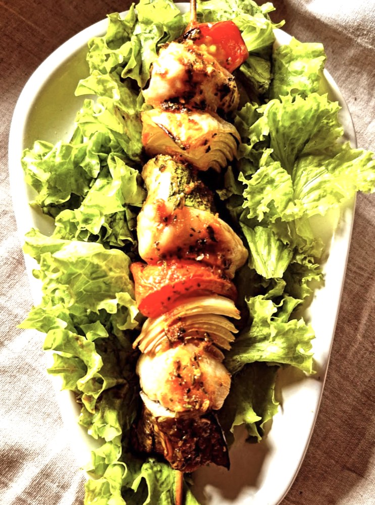 Brochette de pollo a la parrilla con vegetales